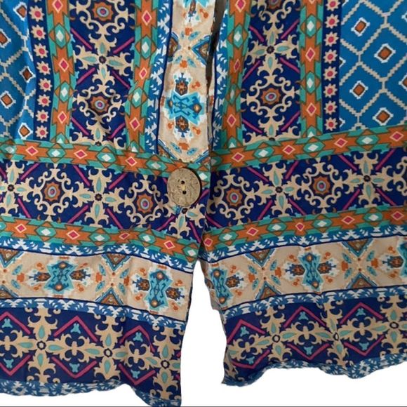 N.Y. Appeal: Buttoned Back Sleeveless Blouse - Picture 6 of 7